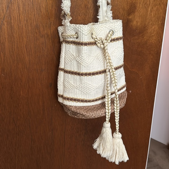 LIZARD THICKET Bucket Straw Bag - Picture 3 of 6